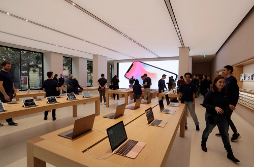 Apple zeigt seinen neuen Store in Wien Apple derStandard.at › 