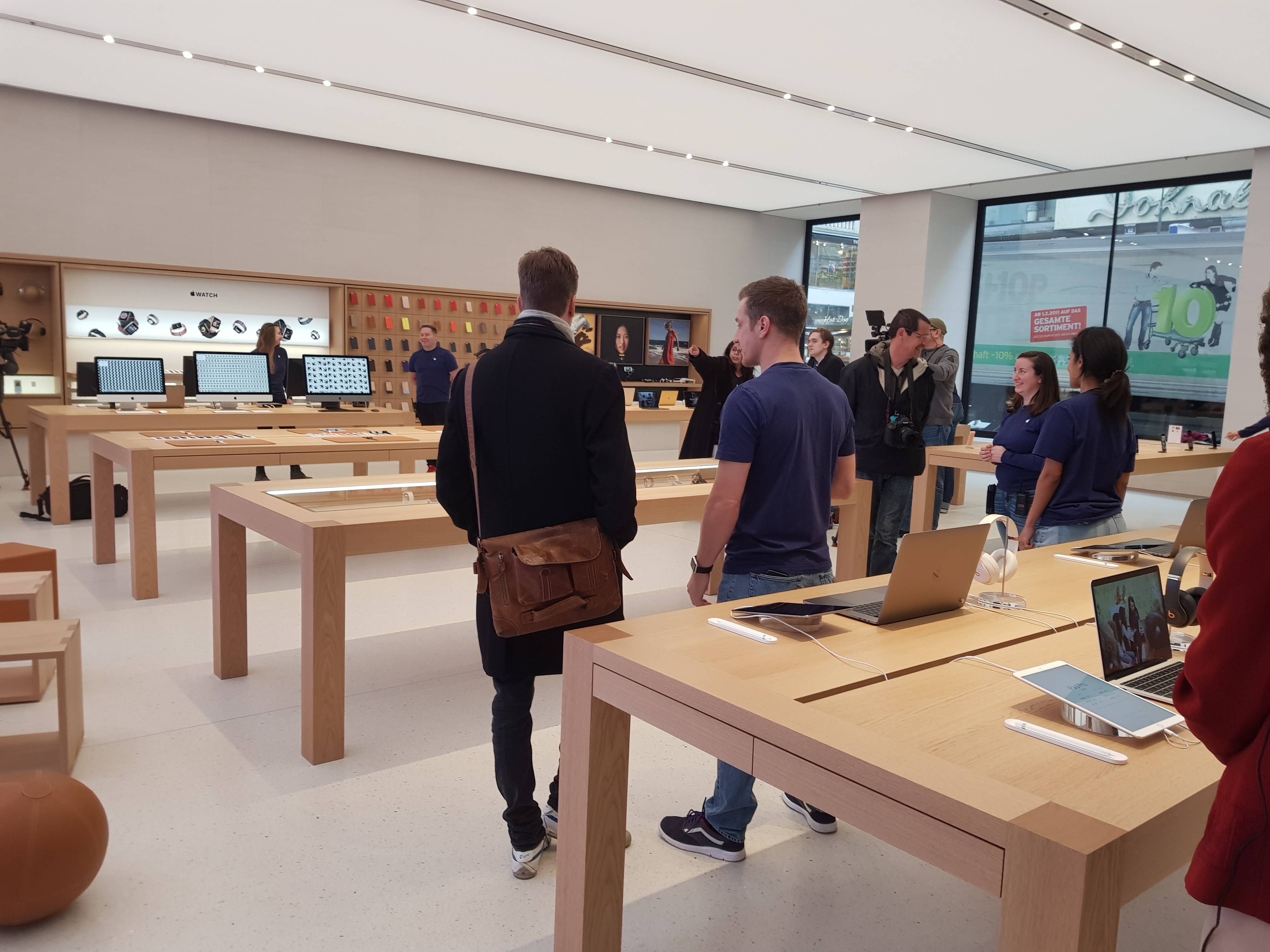 Apple zeigt seinen neuen Store in Wien Apple derStandard.at › 