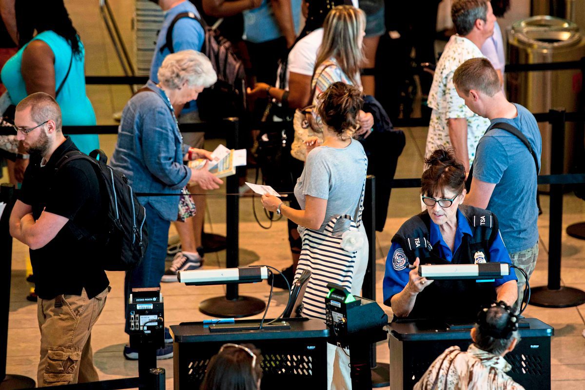 Bei Us Inlandsflugen Immer Ofter Wird Auf Handy Und Computer Zugegriffen Netzpolitik Derstandard At Web