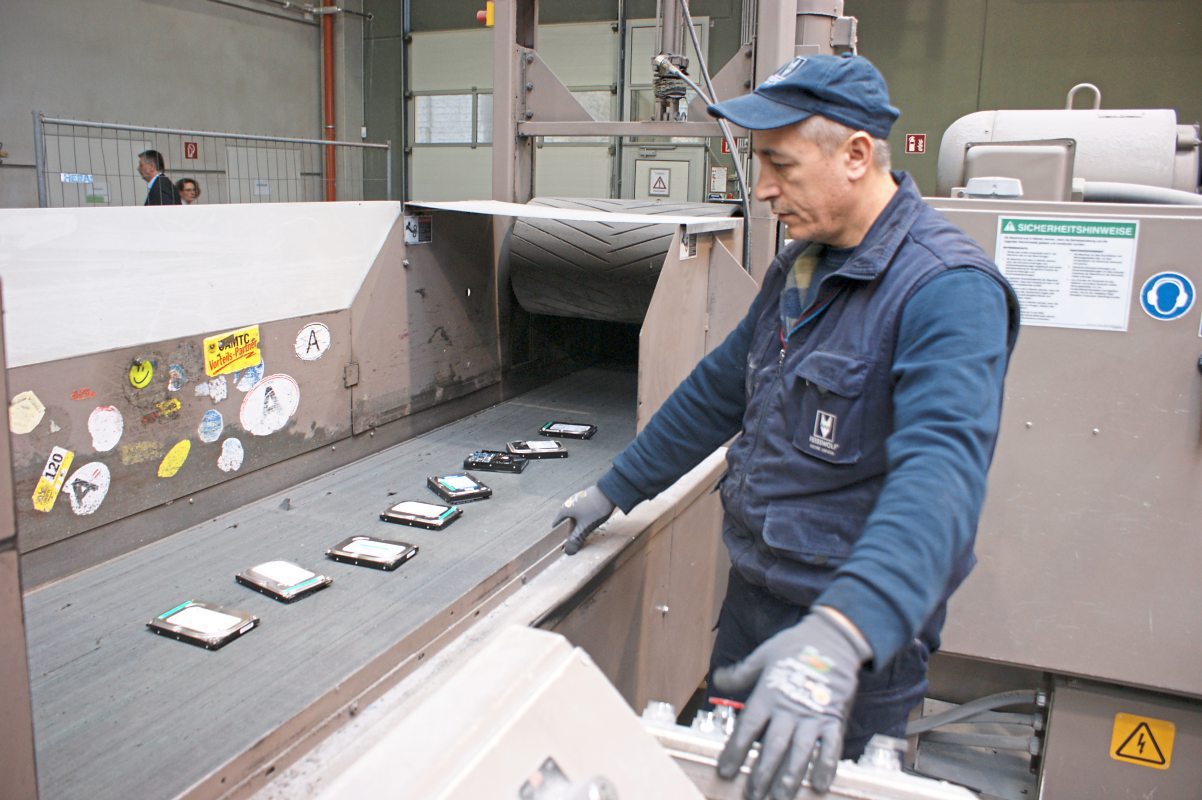 Wie Reisswolf 1 000 Festplatten In Minuten Vernichtet Unternehmen Derstandard De Wirtschaft