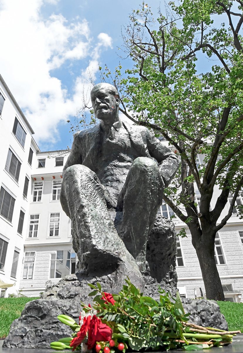 Statue für Sigmund Freud am Campus der MedUni Wien derStandard.at