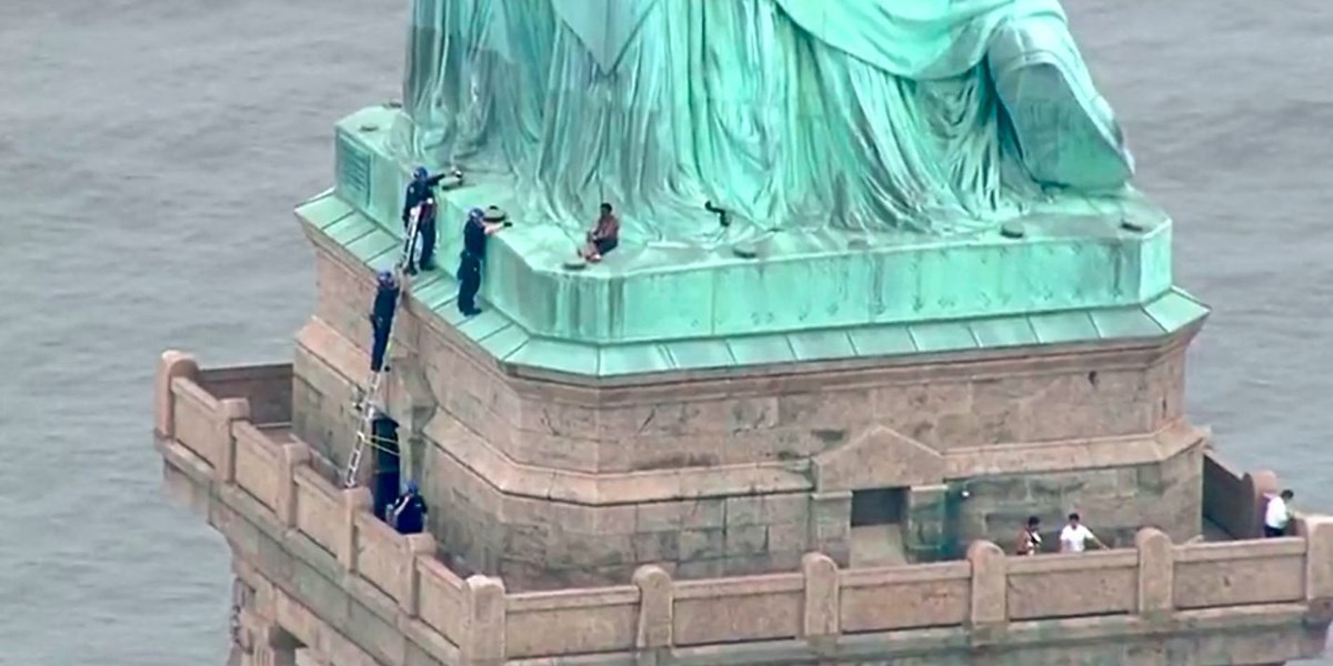 Freiheitsstatue In New York Wegen Protestaktion Stunden Gesperrt International Derstandard De International