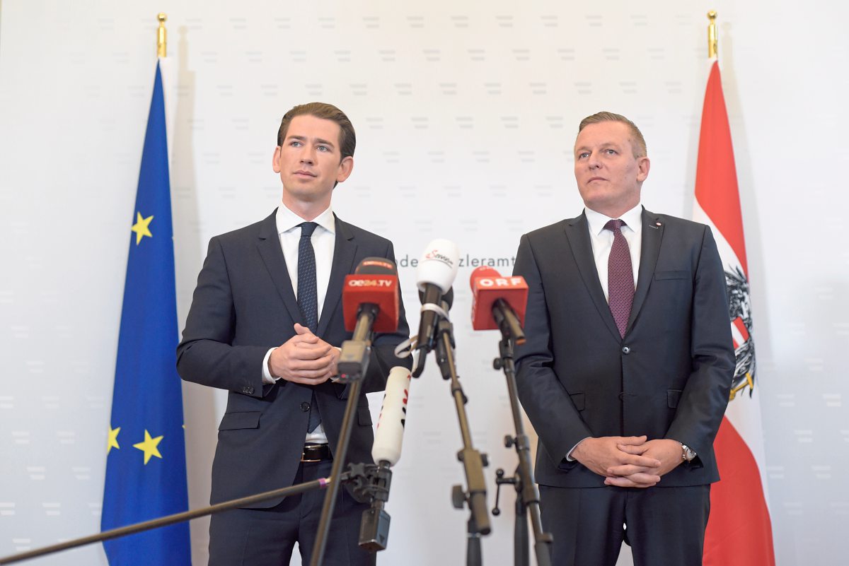 In einer sehr kurzfristig einberufenen Pressekonferenz informierten Kanzler Sebastian Kurz (l.) und Verteidigungsminister Mario Kunasek die Öffentlichkeit. In einer sehr kurzfristig einberufenen Pressekonferenz informierten Kanzler Sebastian Kurz (l.) und Verteidigungsminister Mario Kunasek die Öffentlichkeit.