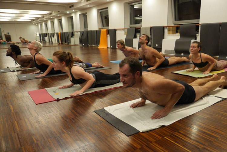 Hot Yoga Im Selbsttest Warum Schwitzen Geil Ist Gesunde