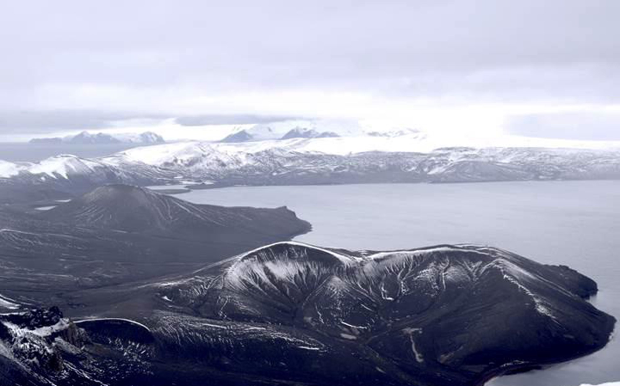 Deception island. Остров Десепшен. Порт Фостер, китовая бухта (остров Десепшен). Остров обмана Антарктида. Антарктида остров Десепшен фото.