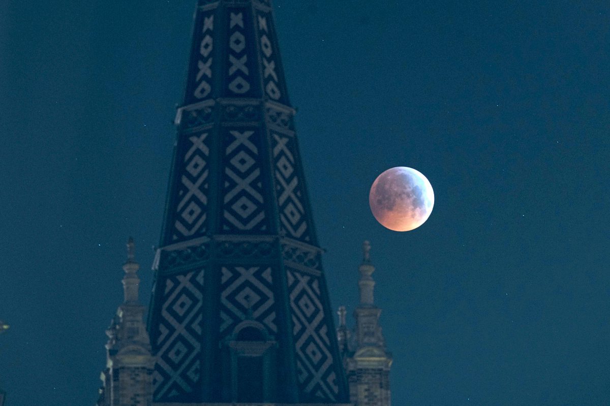 Super Blutmond Klare Sicht Auf Totale Mondfinsternis Raum