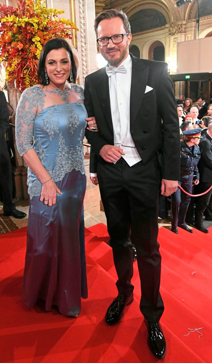 Opernball-Robenschau: Maria Großbauer in Lena Hoschek ...