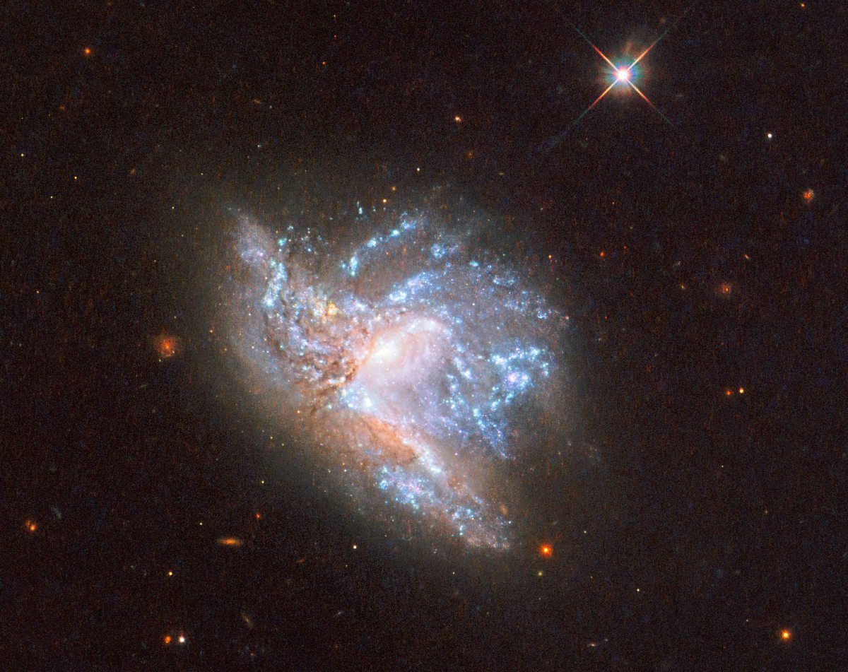 Spektakuläre Aufnahme einer Galaxien-Kollision gelungen - Astronomie - derStandard.at › Wissenschaft