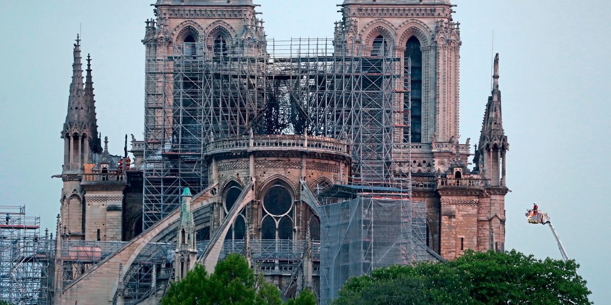 Feuer in Kathedrale Notre-Dame gelöscht – Brand versetzt Paris in