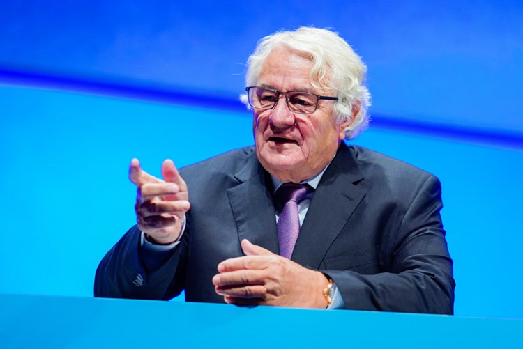 Grunder Hasso Plattner Bereitet Abschied Von Sap Vor It Business Derstandard At Web