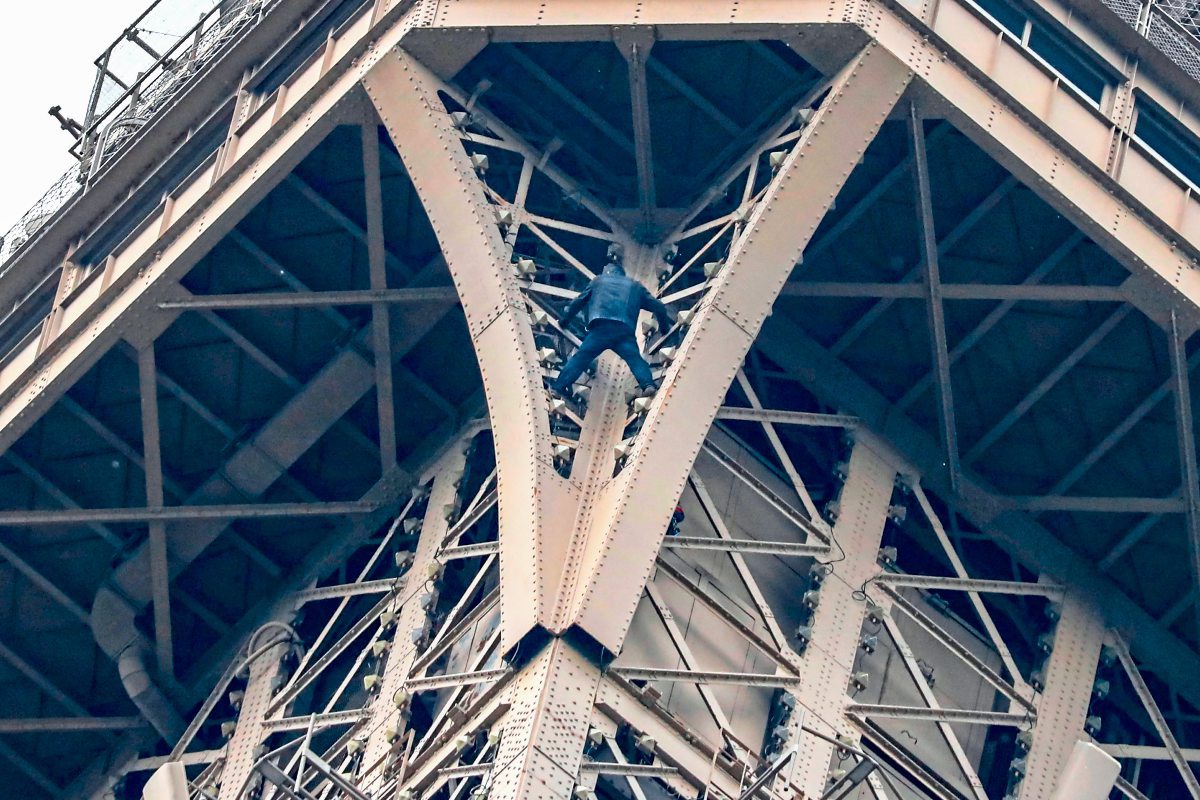 Eiffelturm In Paris Wegen Kletterers Gesperrt International