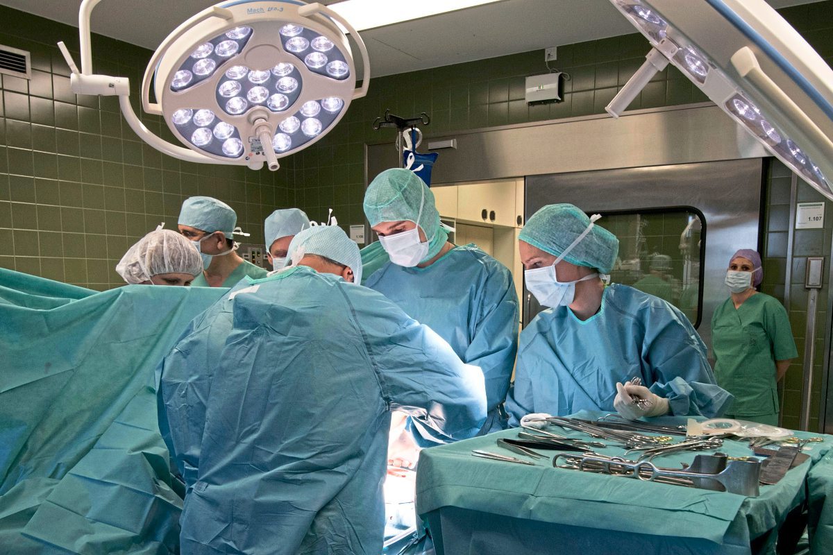 Eine Gebärmuttertransplantion erfordert viele Schritte: Gebärmutterentnahme, Verpflanzung, In-vitro-Fertilisation und Kaiserschnitt. Dass zwei gesunde Kinder zur Welt kamen, ist ein großer Erfolg.