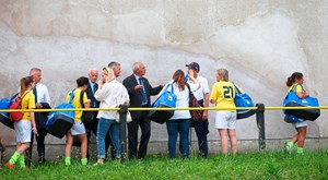 Die Vatikan-Spielerinnen verlassen das Spielfeld.