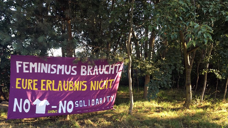 Oben Ohne Sonnen Aus Protest Gegen Die Ungleichbehandlung Des