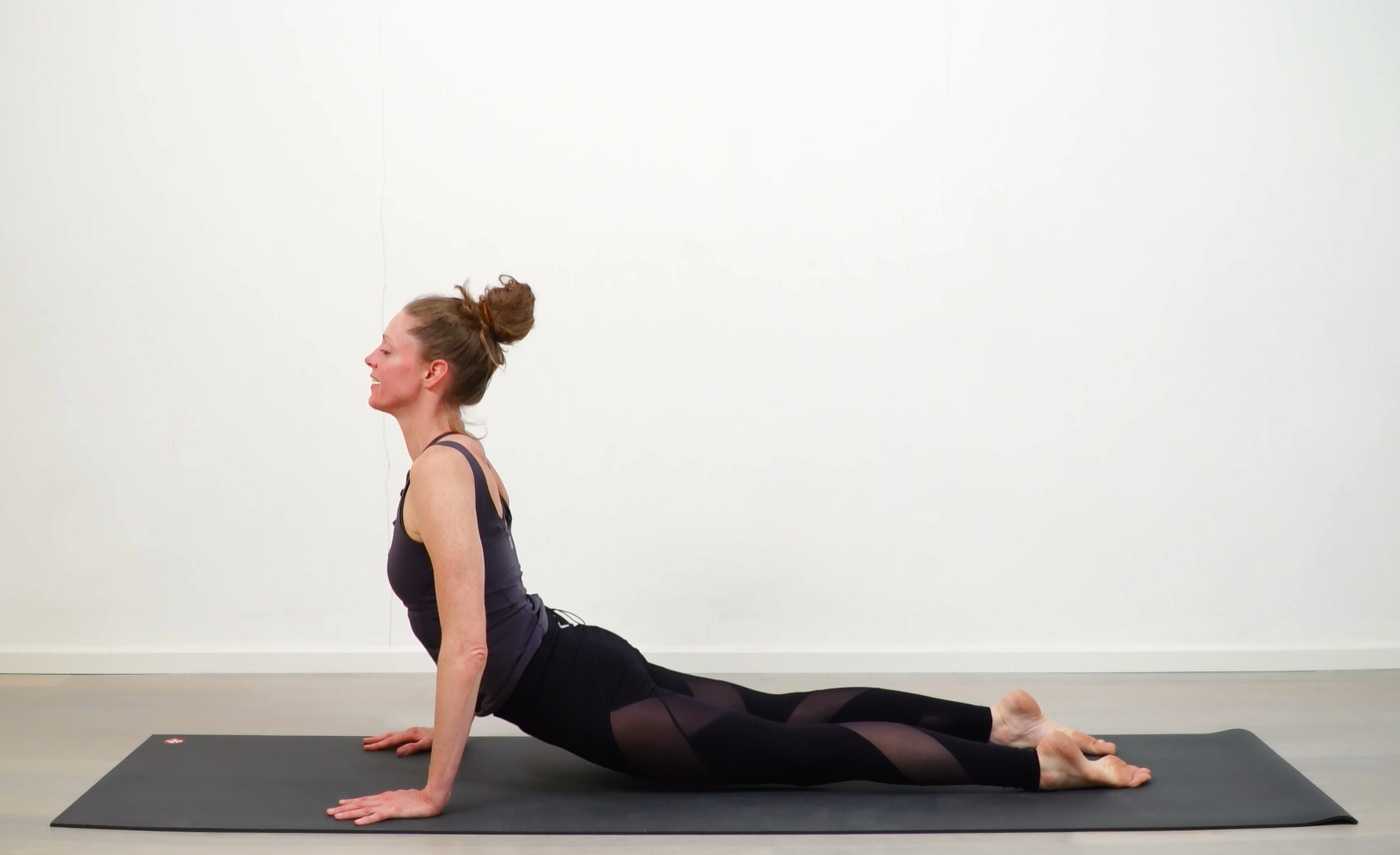 Zwei AllroundÜbungen im Yoga Der ab und aufschauende Hund Bewegung