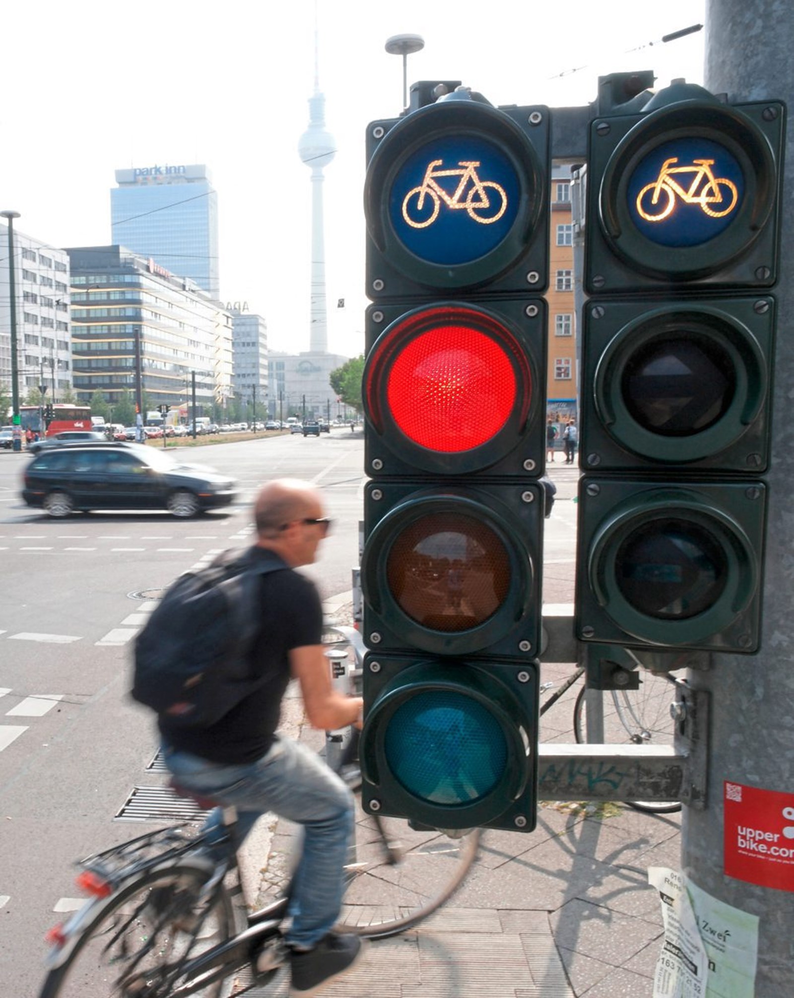 bei rot über ampel mit fahrrad