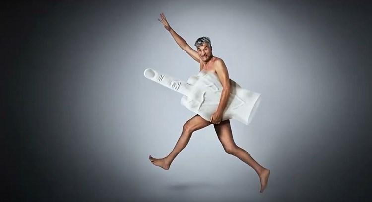 Italienischer Kunstler Cattelan Posiert Nackt Fur Generali Werbung Bildende Kunst Derstandard De Kultur