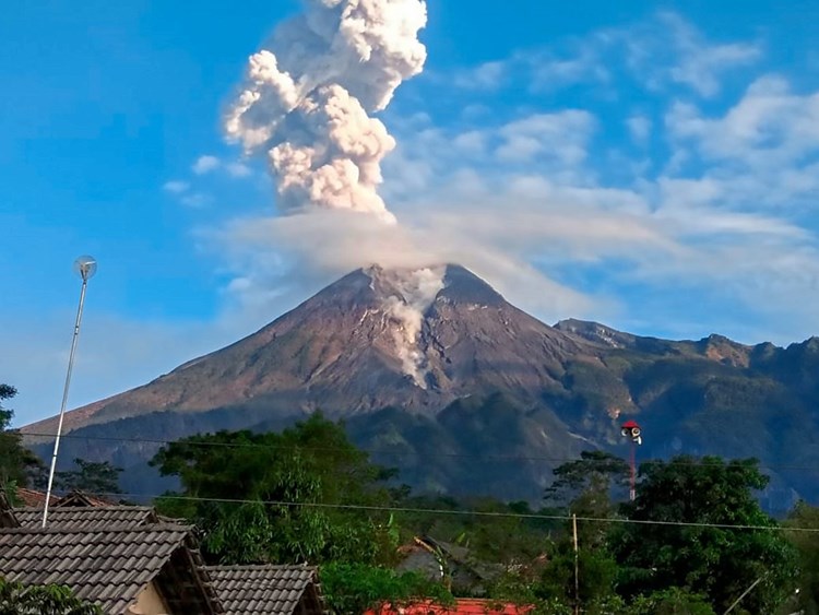  Vulkan  Merapi  auf indonesischer Insel Java ausgebrochen 