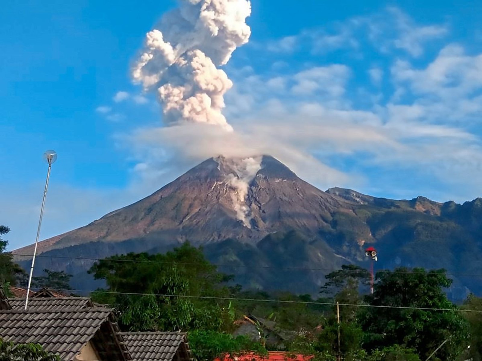Vulkan Merapi  auf indonesischer Insel Java ausgebrochen 