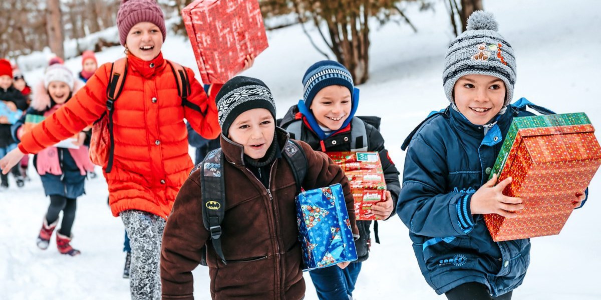 Kritik An Charity Weihnachten Im Schuhkarton Zuerst Ein Geschenk Dann Jesus Gesellschaft Derstandard At Panorama