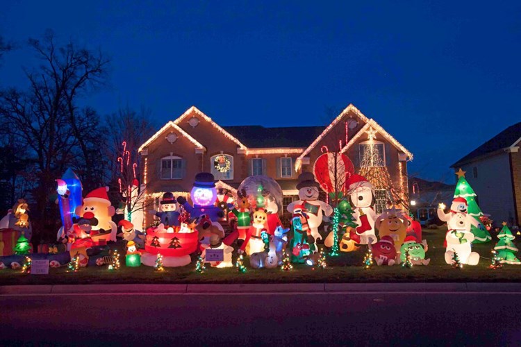 Viele Lichterketten Wenige Weihnachtsmanner Im Garten Bauen