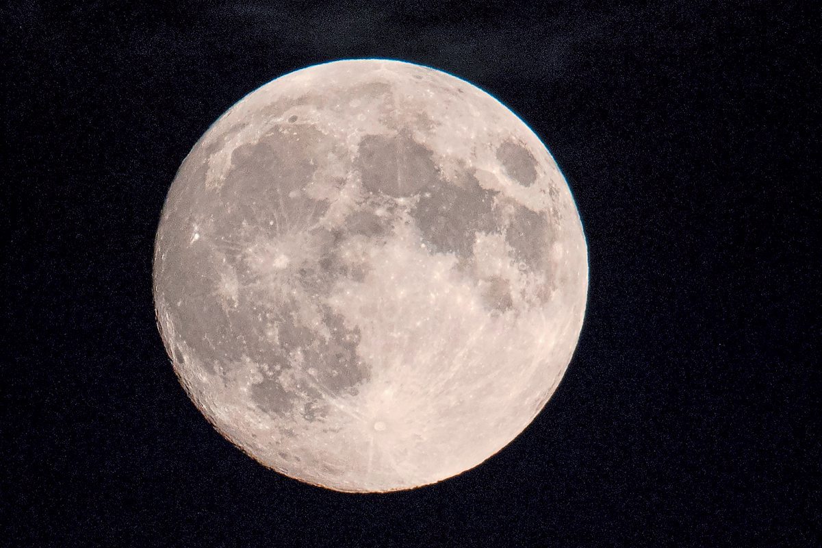 Unauffallige Mondfinsternis Am Freitag Beobachtbar Astronomie