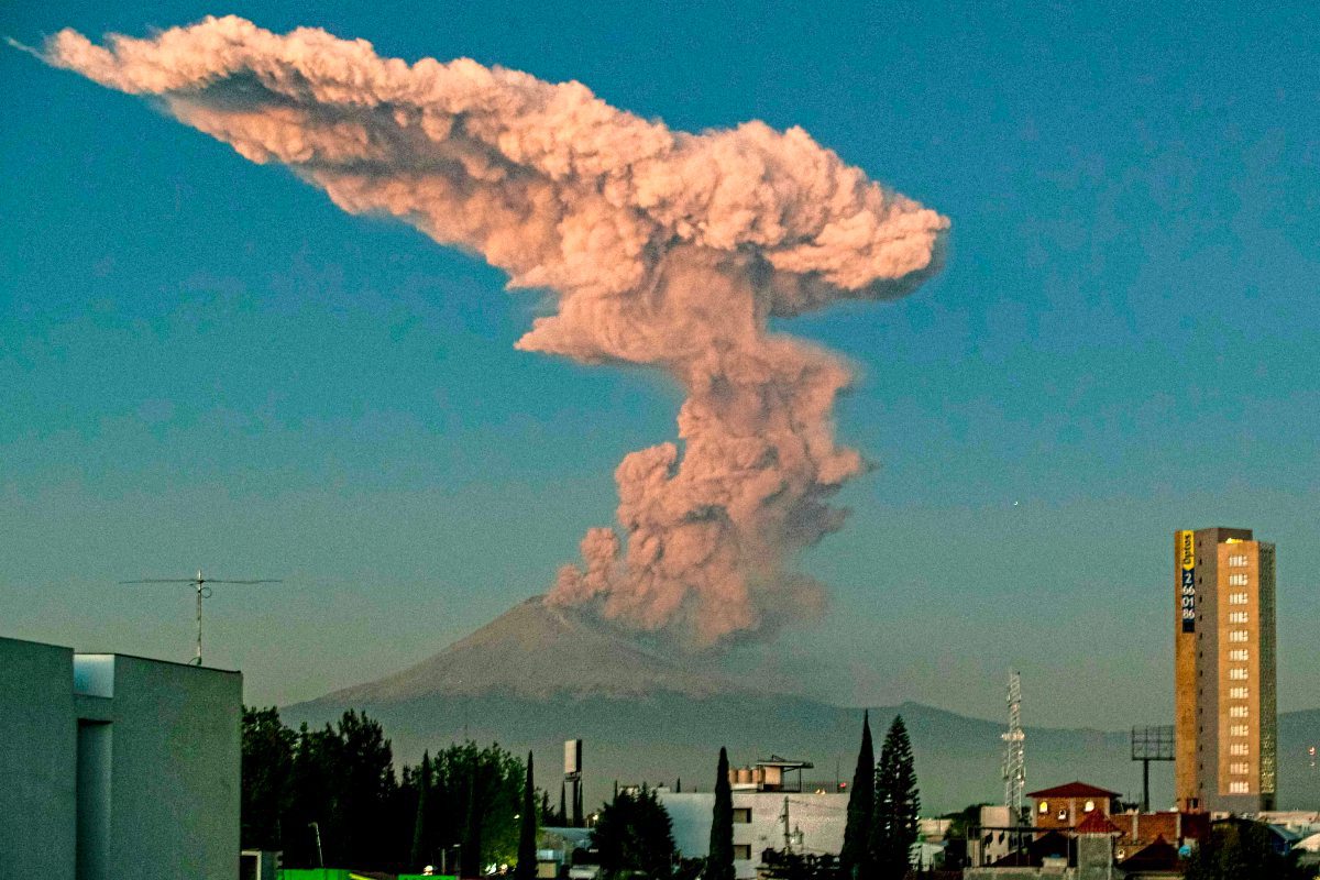 Hohe Rauchsaule Nach Starker Explosion Am Vulkan Popocatepetl Weltchronik Derstandard At Panorama