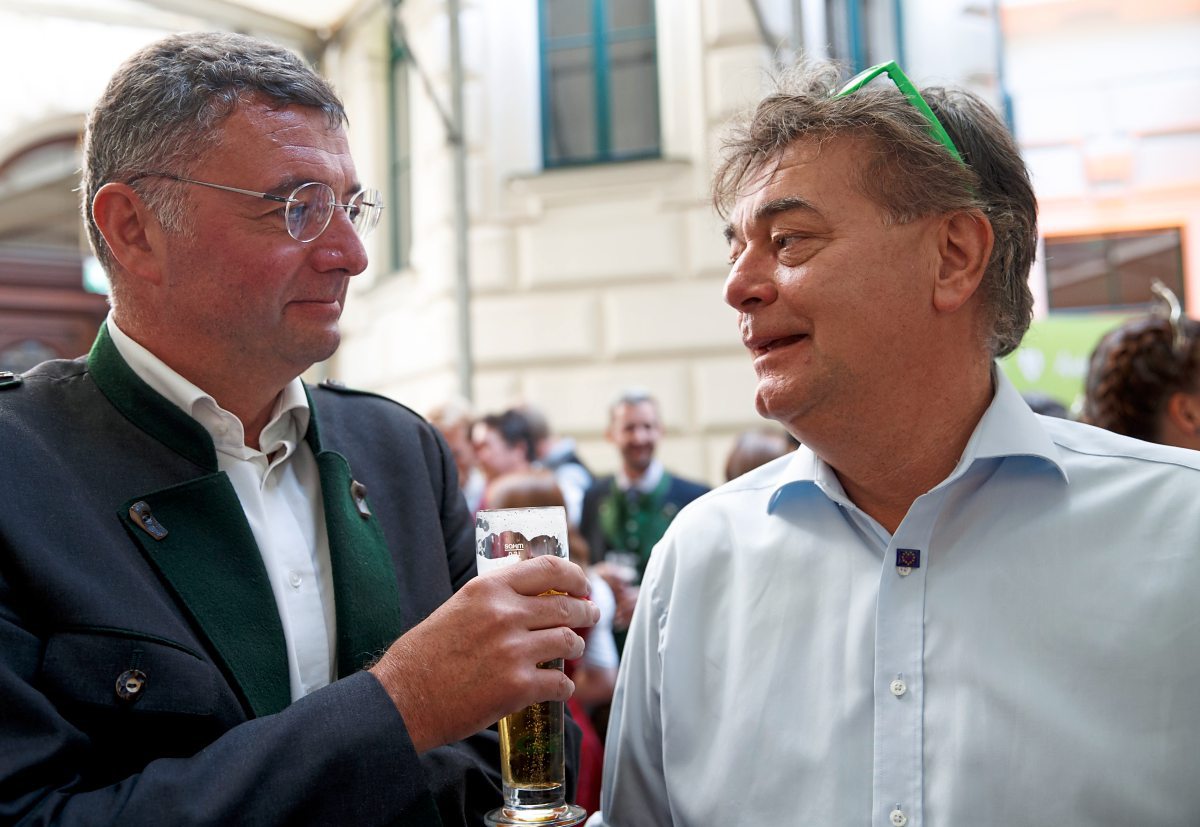 Burger Oder Klachlsuppe Gunter Traxler Kolumne Blattsalat Derstandard At Etat