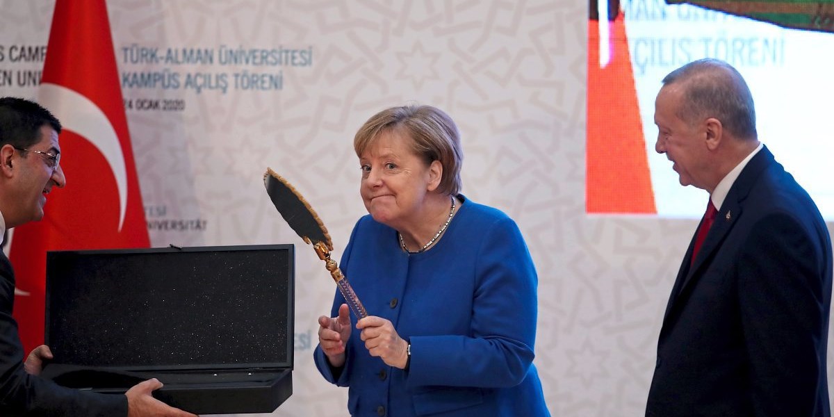 Er sucht sie finanzielle unterstutzung