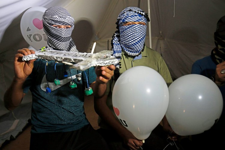Palästinenser schicken Brandballons nach Israel, Luftangriffe ...