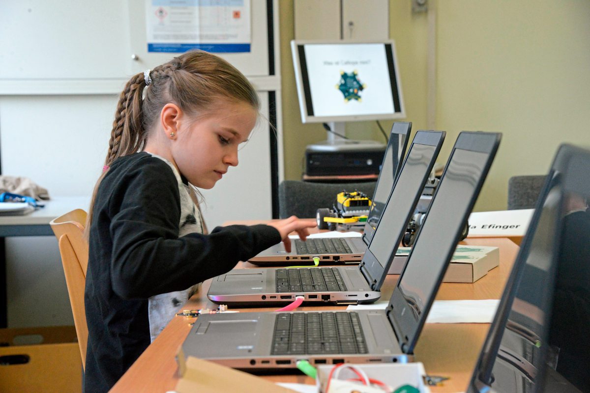 Update Furs Klassenzimmer It Konzerne Ziehen In Die Schulen Ein Bildung Derstandard At Inland