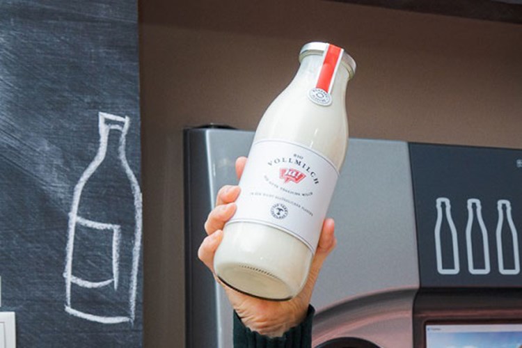 Rewe Und Spar Starten Im Marz Mit Mehrweg Milchflasche Essen Trinken Derstandard De Lifestyle