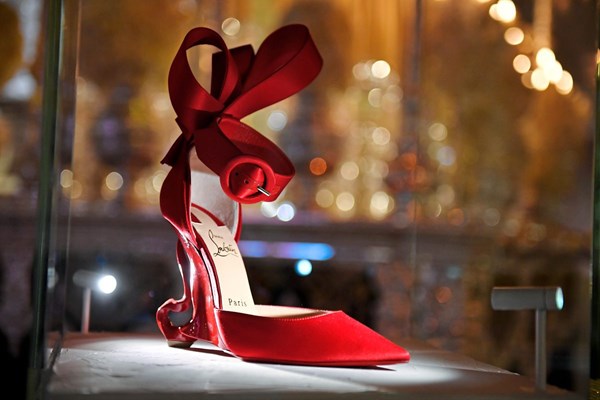 Makrelen Und Rote Sohlen Louboutin Ausstellung In Paris Mode Kosmetik Derstandard De Lifestyle