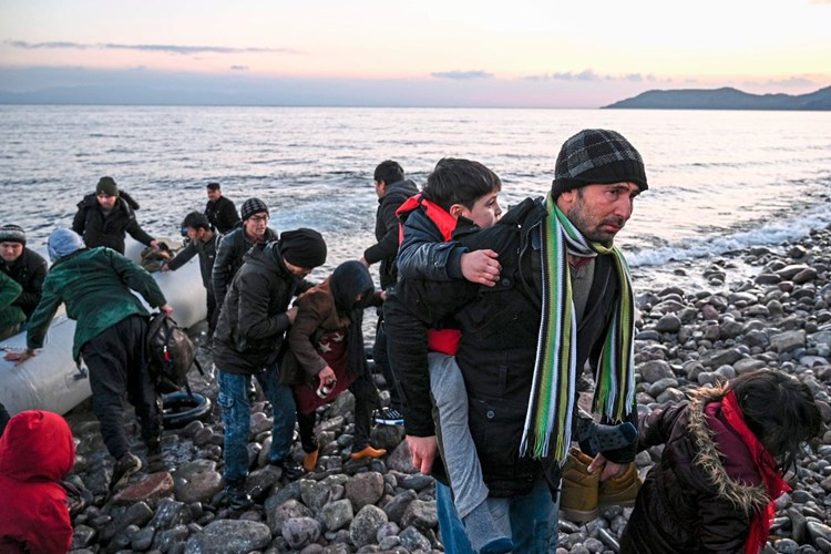 Fluchtlinge Auf Lesbos Eine Insel Vollkommen Ausser Kontrolle Flucht Und Politik Derstandard De International Fluchtlinge Auf Lesbos Eine Insel Vollkommen Ausser Kontrolle Flucht Und Politik Derstandard De International