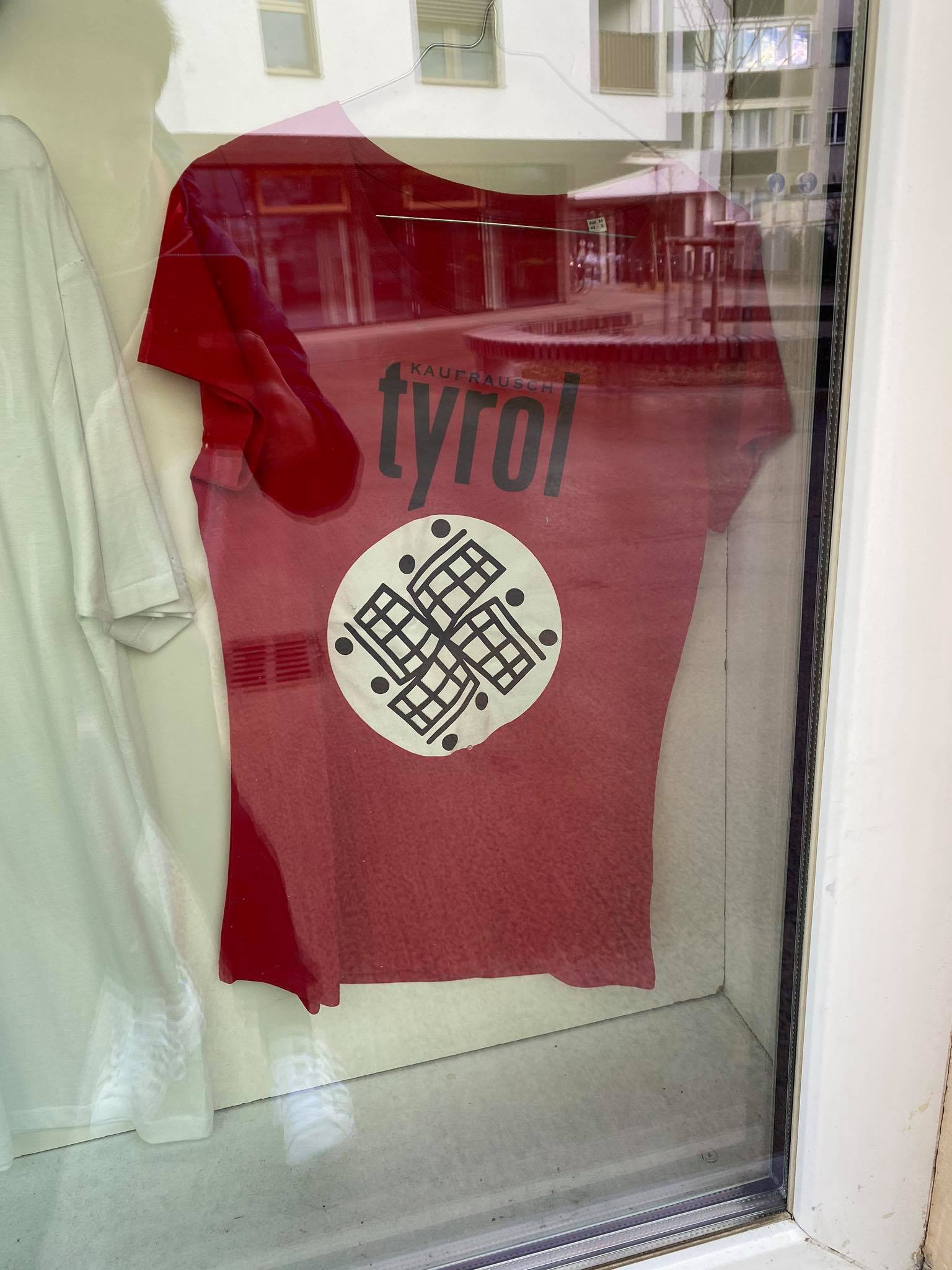 Polizeieinsatz Um T Shirt Mit Vermeintlichem Hakenkreuz In Innsbruck Osterreich Derstandard De International