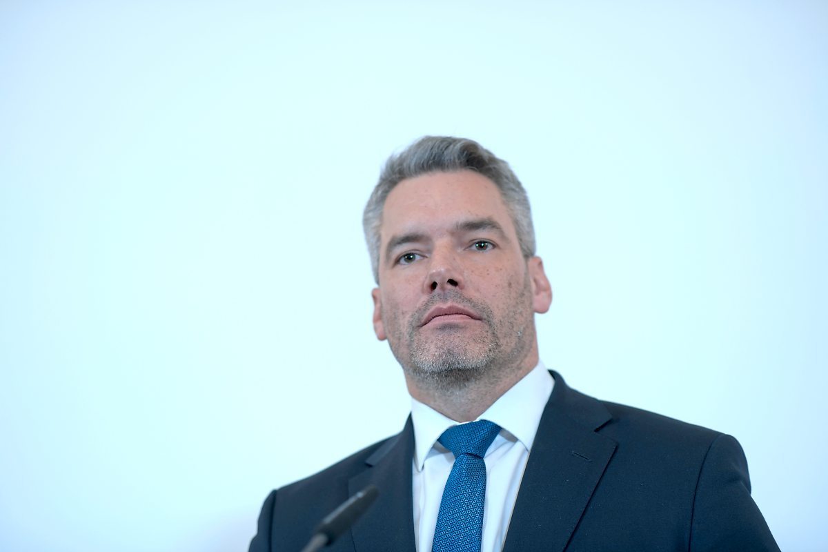 Es Ist Nicht Die Schwarze Pest Habsburg Und Nehammer Im Blattsalat Gunter Traxler Kolumne Blattsalat Derstandard At Etat