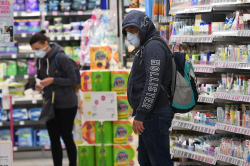 Regierung Setzt Auf Masken Beim Einkauf Tests Und Freistellungen Fur Risikogruppen Coronavirus Derstandard At Panorama