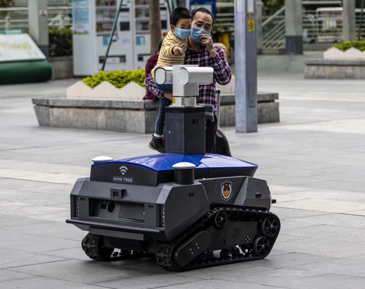 Polizeiroboter Messen Fieber Und Kontrollieren Ausweise Der Standard Fur Kinder Derstandard At Editionzukunft