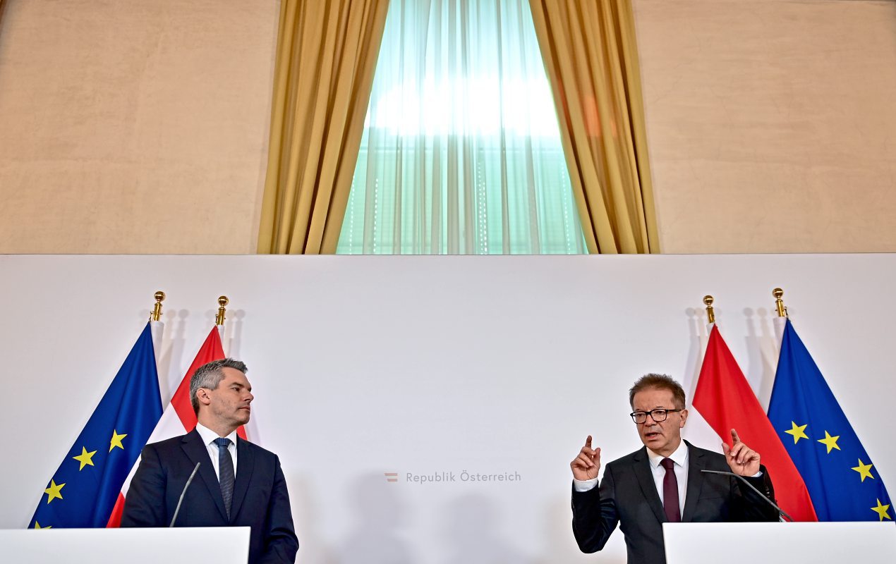 Tagliche Pressekonferenzen Pr Show Oder Notig Gegen Panik Inland Derstandard At Inland