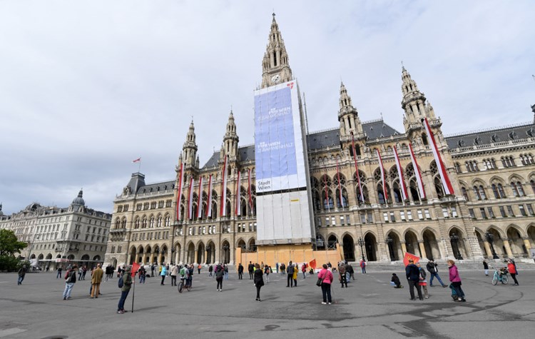 1. Mai: Wiener Rathausplatz so gut wie leer, FPÖ und SPÖ ...