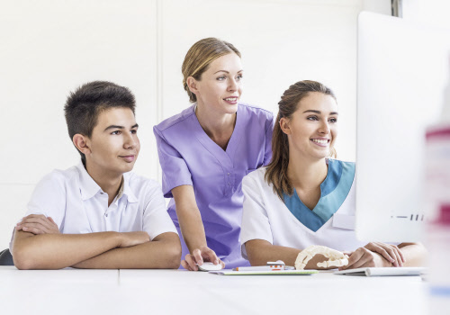 Zu Jung Fur Den Lehrberuf Pflegefachassistenz Jobwelten Derstandard At Karriere