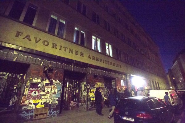 Nach Messerattacken in Wien-Favoriten auf zwei Frauen sucht die Polizei einen etwa 25-jhrigen jungen Mann mit dunkle Sobald Sie den Inhalt laden, werden Daten zwischen Ihrem Browser und APA Videoplattform ausgetauscht. Mann stach in Wien-Favoriten auf Frauen ein: Polizei sucht Tter