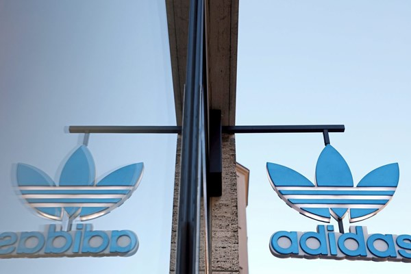 Adidas Personalchefin Tritt Nach Rassismusdebatte Zuruck Unternehmen Derstandard De Wirtschaft