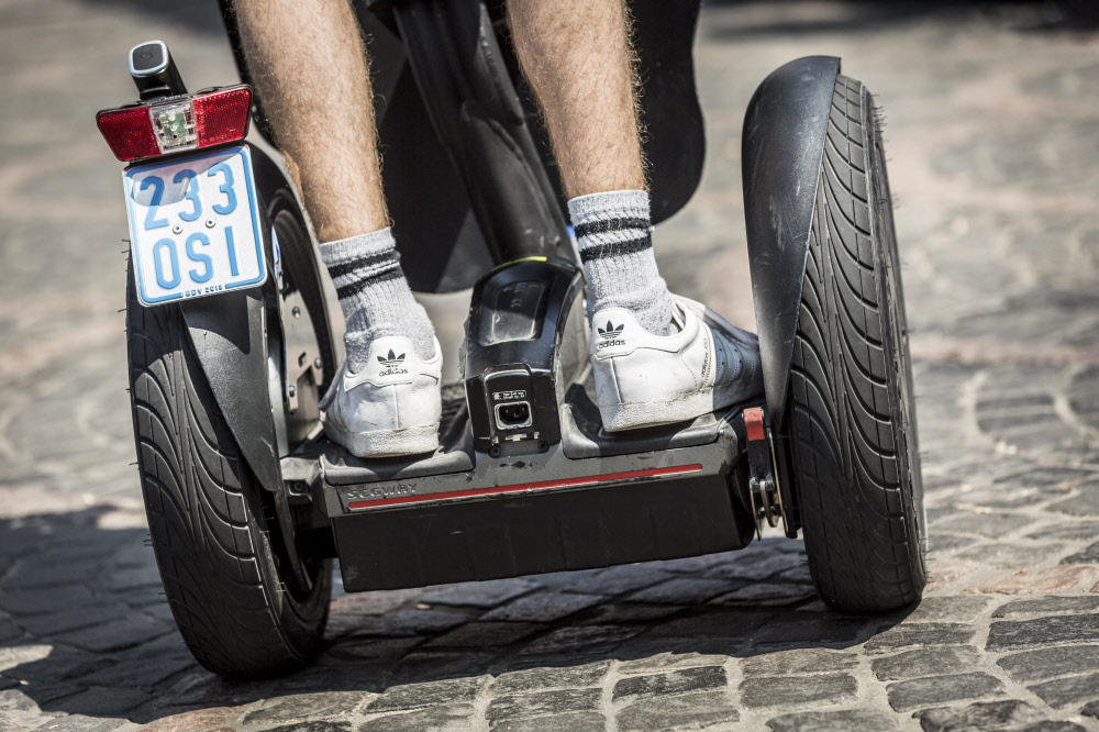 Segway Vor Dem Aus Von Der Stehroller Revolution Zum Superflop Innovationen Derstandard De Web
