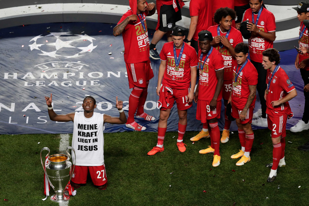 Alaba Feiert Champions League Sieg Im Jesus T Shirt Champions League Derstandard De Sport