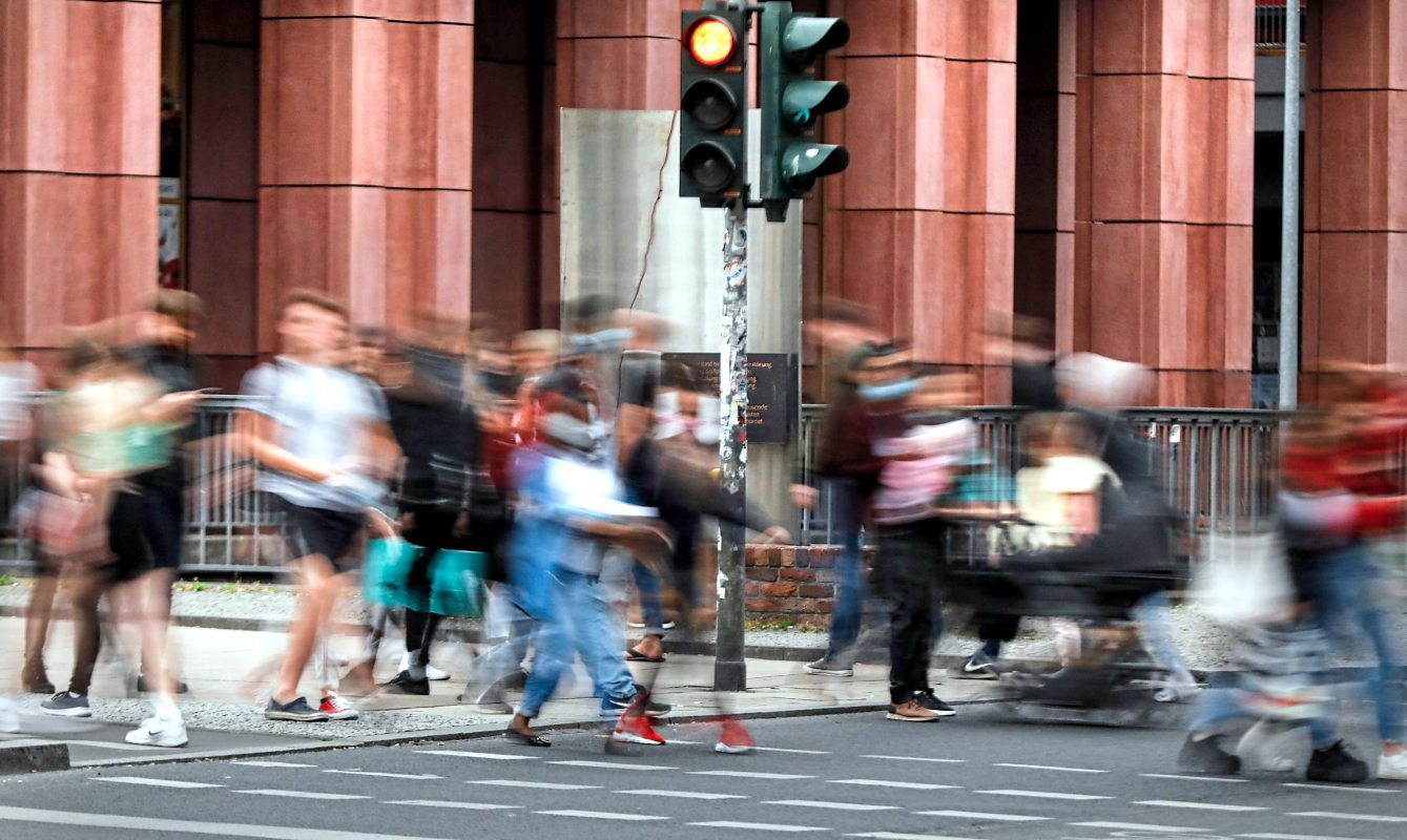 Corona Ampel In Berlin Im Einsatz Eu Uberlegt Ebenfalls Farbcodes Politik Derstandard De Deutschland