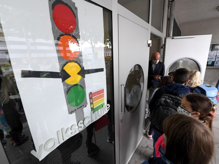 Kinder In Quarantane Schule In Betrieb Kleines Corona Lexikon Derstandard At Inland