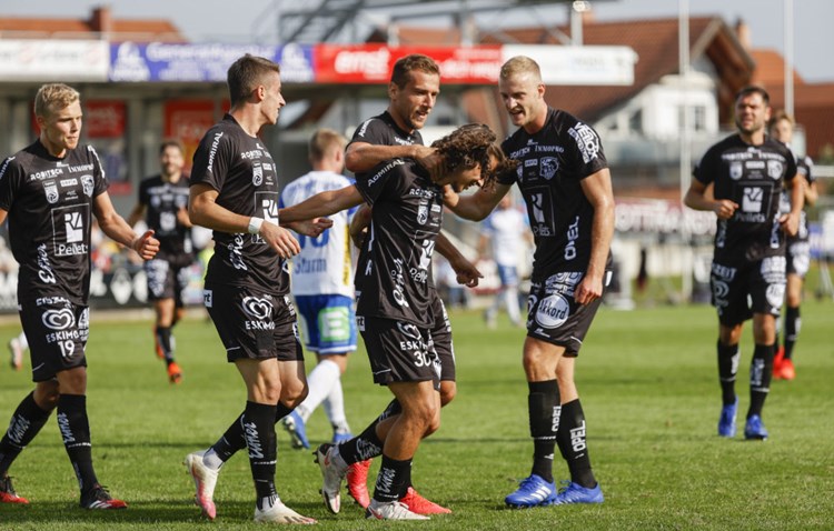 Wac Holt Gegen Hartberg Dank Doppelschlag Ersten Saisonsieg Osterreichischer Fussball Derstandard De Sport