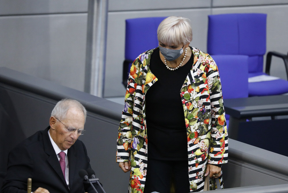 Deutsche Parlamentarier Mucken Wegen Corona Verordnungen Auf Politik Derstandard De Deutschland