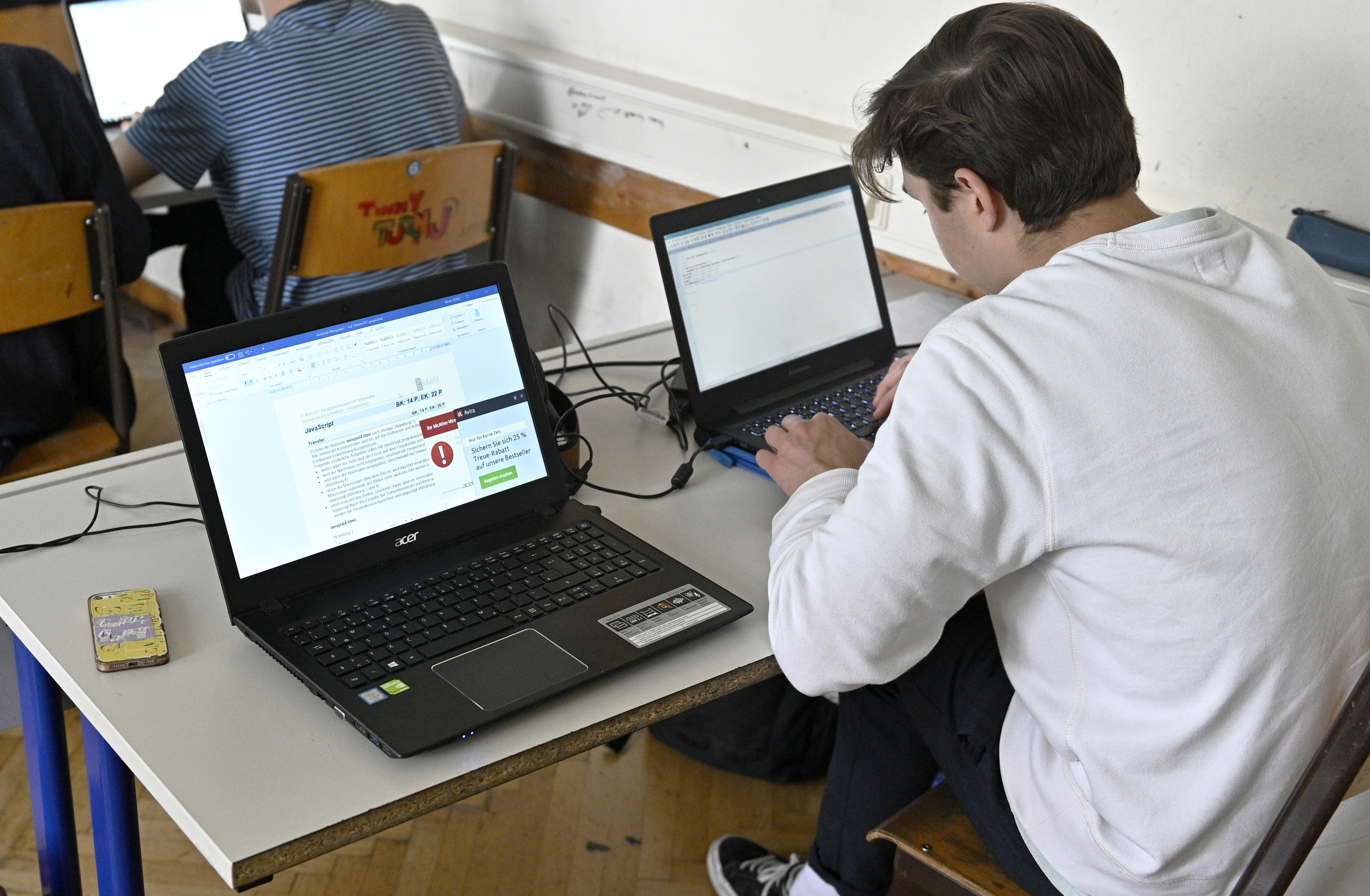 Schuler Bekommen Notebooks Und Tablets Kunftig Gratis Oder Verbilligt Netzpolitik Derstandard De Web